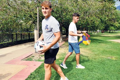 Aitor Uzkudun, en primer terme, i Imanol, durant la presentació al Parc Central d’Andorra la Vella, ahir.