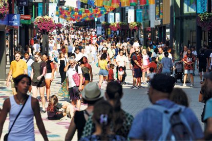 Turistes passejant per l’avinguda Meritxell, a Andorra la Vella.