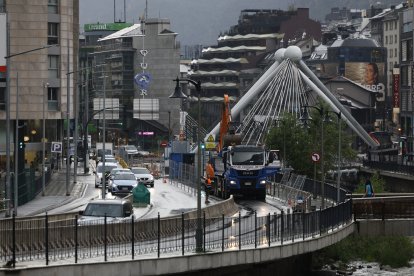 Obres de la xarxa de calor al pont de París.