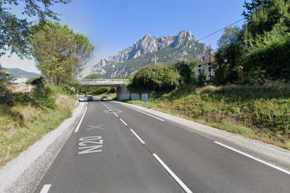 L'RN-20 al pas per Les Cabannes.