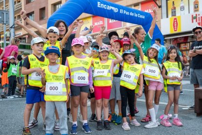 Participants de la Travessa Pas Kids, ahir.