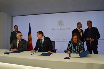 La signatura dels convenis.