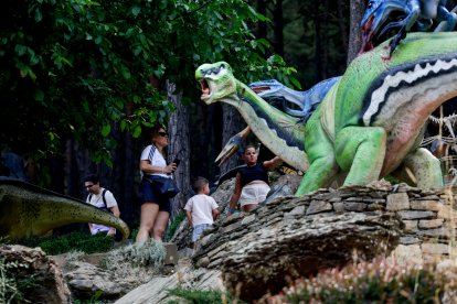 Uns turistes als jardins de Juberri, ahir al migdia.