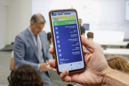 L’aplicació de ‘Cartera Digital’ en fase de prova, amb el ministre Marc Rosell de fons.
