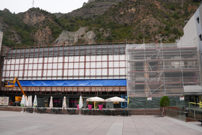 Les obres d'instal·lació de la nova façana al Centre Cultural Lauredià.