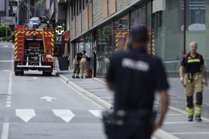 Els bombers treballant en l'incendi a l'avinguda del Pessebre