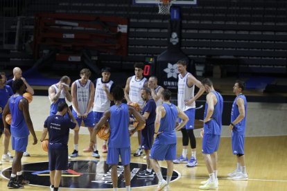Els jugadors escoltant Joan Plaza durant el primer entrenament