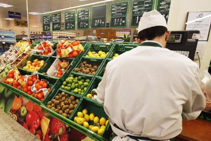 Aliments en una superfície comercial.