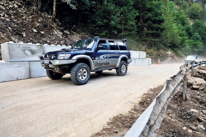 Un vehicle circula després de la reobertura de la carretera.