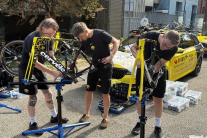Els mecànics del Visma amb les bicis de reserva.