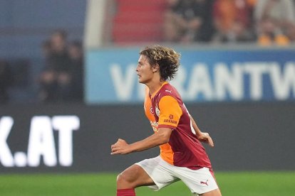 Efe Akman en un duel amb el Galatasaray.