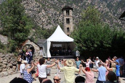 Ballada de sardanes a la plaça Major de Santa Coloma.