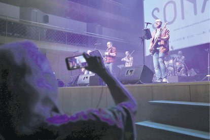 Un grup de música tocant al festival Sona9.