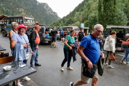 Un grup de turistes al poble d’Os de Civís ahir a la tarda.