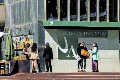 Estudiants universitaris a les portes de l'Universitat d'Andorra.