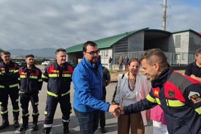 El president d'Astúries, Adrián Barbón, agraint als bombers andorrans la tasca