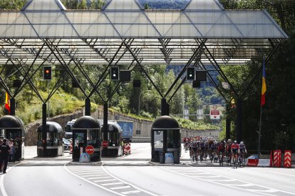 Els corredors entrant al país en l’edició del 2023 de la Vuelta.