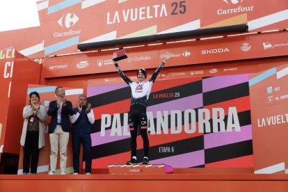 Jay Vine celebrant la victòria al podi de Pal.