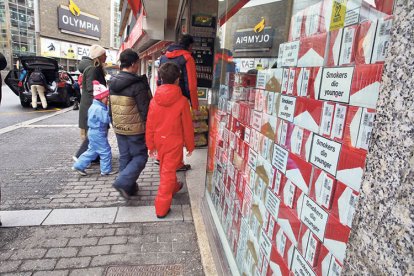Cartrons de tabac a l’aparador d’una botiga del Pas.