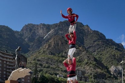 Els Castellers, davant ‘Procés’, de Calvente.