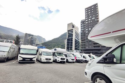 Autocaravanes estacionades la setmana passada en un aparcament d’Escaldes.