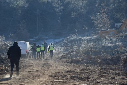 Agents dels Mossos vora el furgó de la víctima després del crim.