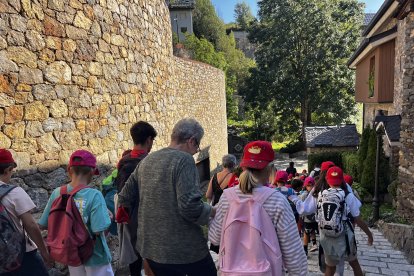 Els infants i la gent gran compartint una passejada