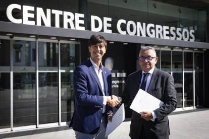 El cònsol major d'Andorra la Vella, Sergi González, i el director general de FEDA, Albert Moles, després d'oficialitzar el conveni.