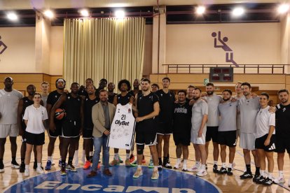 El conseller d'Esports i Reactivació Econòmica del comú d'Encamp, Nino Marot, rebent la samarreta del Paris Basketball firmada per tots els jugadors amb el club.