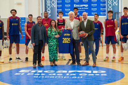 El directiu responsable del Barça de bàsquet, Josep Cubells, ha fet entrega d'una samarreta commemorativa del Barça i una pilota signada pels jugadors a les autoritats comunals d'Encamp