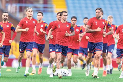 La selecció es va exercitar a l’escenari del partit, el Villa Park.