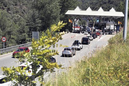 Vehicles fan cua al control fronterer hispano-andorrà.