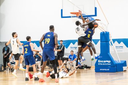 Una acció del partit amistós entre el Barça i el Paris Basketball