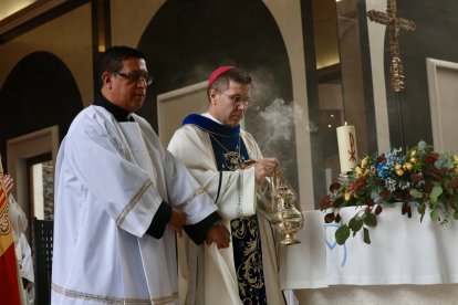 El copríncep episcopal durant la litúrgia