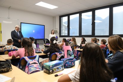 El ministre d’Educació, en una aula de l’escola francesa de la capital.