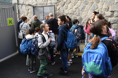 Escolars ahir al matí, a la porta de l’escola francesa de Ciutat de Valls.