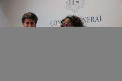 Judith Casal amb el síndic general, Carles Ensenyat, en la compareixença al Consell General