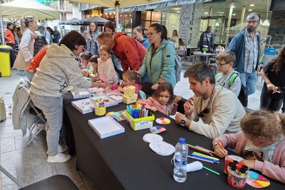 Infants gaudint del taller de manualitats.