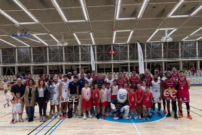 Els dos equips després del partit.