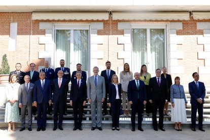 L'ambaixadora d'Andorra a Espanya, Eva Descarrega, en la foto de grup amb el rei Felipe VI