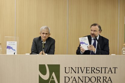 L'autor d''Un mundo sin guerra', Sundeep Waslekar, amb el rector de la Universitat d'Andorra, Juli Minoves.