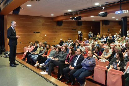 Jordi Alcobé duran la reunió de poble