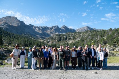 Participants a l'Andorra Taste amb pescadors locals al llac de Pessons aquest matí.
