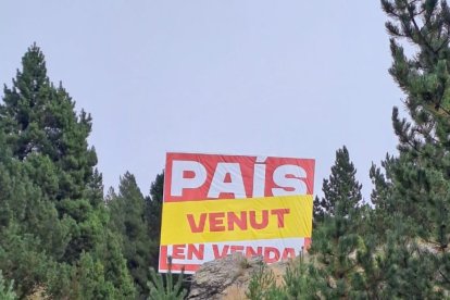 La pancarta apareguda al coll de la Gallina.