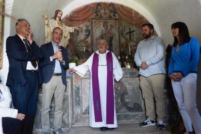 El cònsol major de Canillo, Jordi Alcobé, amb mossèn Ramon a la capella restaurada de Cal Call.