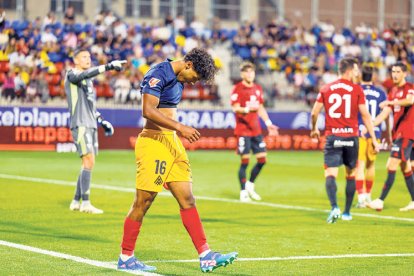 El davanter Jastin Garcia lamenta una ocasió perduda.
