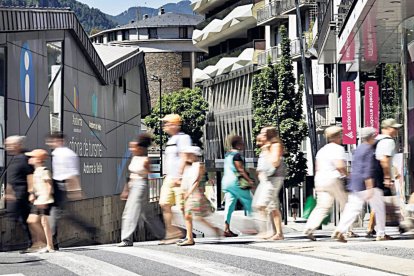 Persones passejant per l’avinguda Meritxell d’Andorra la Vella.