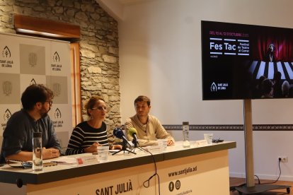 Director del festival Fes Tac, Juanma Casero; la consellera de Cultura del comú de Sant Julià de Lòria, Teresa Areny; i el director del departament de Promoció Cultural, Joan-Marc Joval durant la presentació del Fes Tac