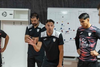 L’extècnic de l’FC Santa Coloma dona instruccions abans d’un partit europeu.