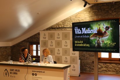 Teresa Areny i Laura Rogé en la roda de premsa d’ahir.